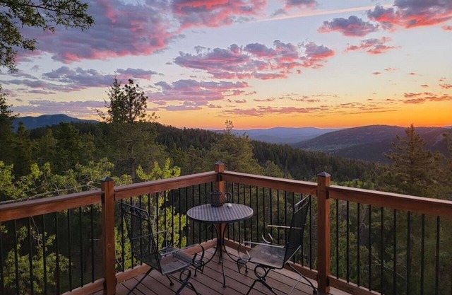 The Tree House - Cozy, mountain cabin