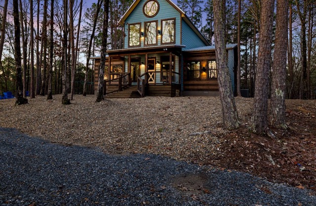 The Trinity Retreat - Loft, Game Room, Pool Table, Hot Tub, FREE Firewood!
