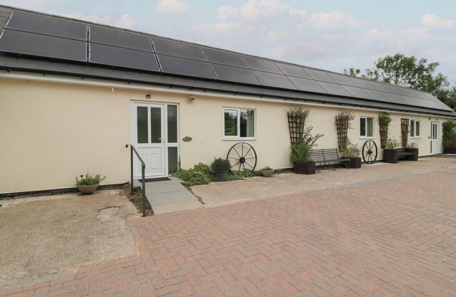 THE TURBLES - SWALLOWS NEST, pet friendly, with a garden in Welland