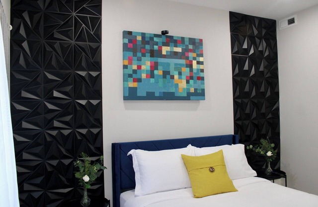 The Urban Oasis 2BR 2BTH with Balcolny
