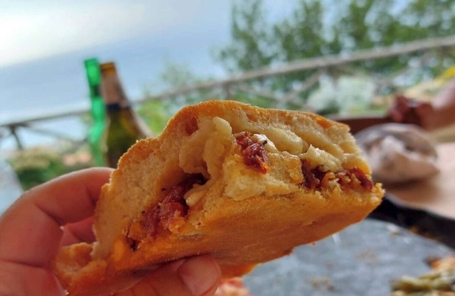 The Valley of the Cherries is a farmhouse that overlooks the sea