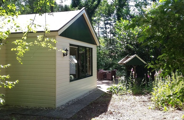 The Vechtdal cottage with fenced backyard. Your pet is very welcome!
