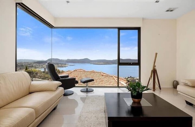 "The View" Luxury home 5 bed/3 bath 3km to Casino