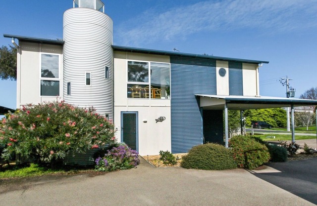 The Village Lighthouse - Metung