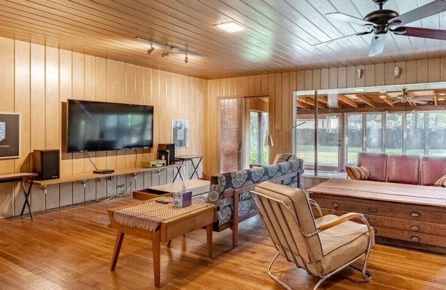 The Wahlberger - 3BR/2BA - Mid Mod Near Texas Tech
