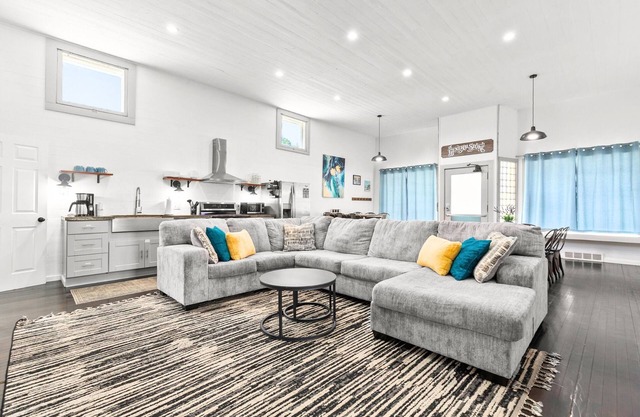 The Waterfront- Game Room!Movie Theatre! 6 Bedrooms! Bunk Room!