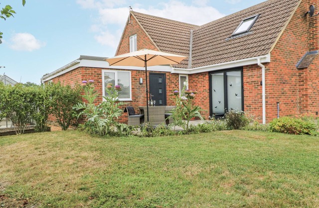 THE WEST WING, romantic, with a garden in Potterne