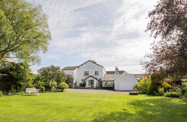 THE WHITE HOUSE, pet friendly, with open fire in Cartmel