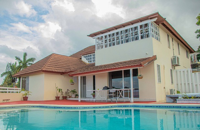 The Whyte House - Great for families! Housekeepers! Pool and hot tub! Sea views!
