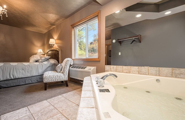 The William Penn | Jacuzzi Tub Historic Inn Room