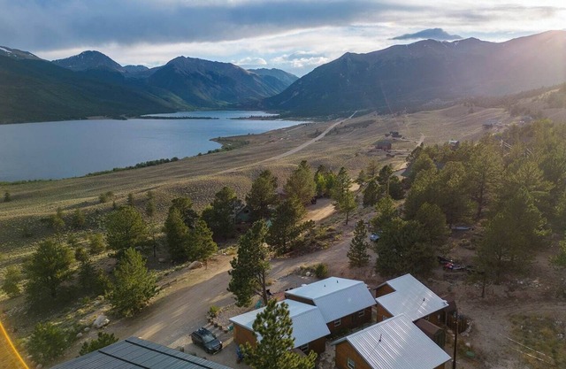 The Wolf Retreat | Lake+Alpine Lookout | Fast Wifi