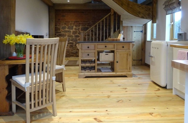 THE WOODSHED, pet friendly, country holiday cottage in Upton Pyne