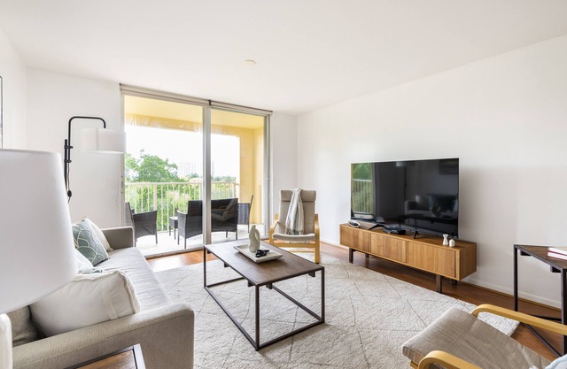 THE YACHT CLUB AT AVENTURA, AMAZING GOLF VIEW , 2/2 BED FREE WIFI AND PARKING