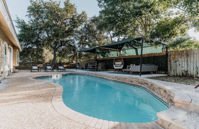 TheKindred-Chic4BR Pool+PoolTable+Foosball+Arcade!
