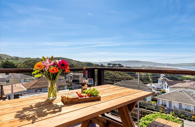 TheLookout-Ocean Views! Remodeled Charming BeachHouse!Walk to Beach! Dog/WiFi