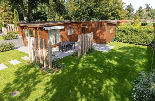 These romantic wooden chalets can hold 4-5 people, and are detached and decorated with comfort. In the comfortable living room, you will find the seating- and dining area. The chalet has 2 bedrooms.