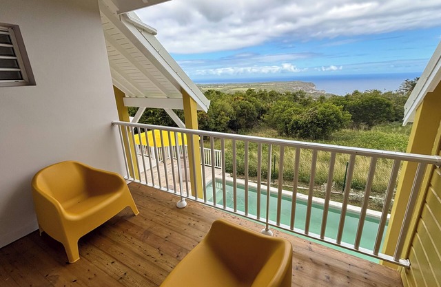 This duplex offers sea views from its suspended terrace.