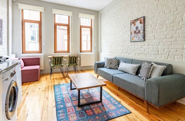 This apartment is a 1 bedroom(s), 1 bathrooms, located in Beyoğlu, İstanbul.