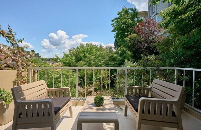 This apartment is a 3 bedroom(s), 2 bathrooms, located in Beşiktaş, İstanbul.