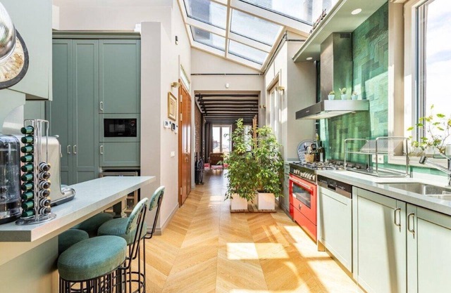 This apartment is a 4 bedroom(s), 2.5 bathrooms, located in Beyoğlu, İstanbul.