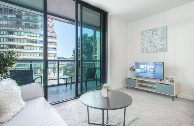 This apartment is a 1 bedroom(s), 1 bathrooms, located in Docklands, VIC.