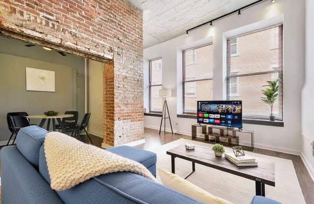 This apartment is a 1 bedroom(s), 1 bathrooms, located in Pittsburgh, PA.