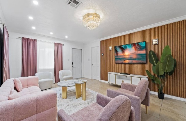 This apartment is a 2 bedroom(s), 2 bathrooms, located in Oakland Park, FL.