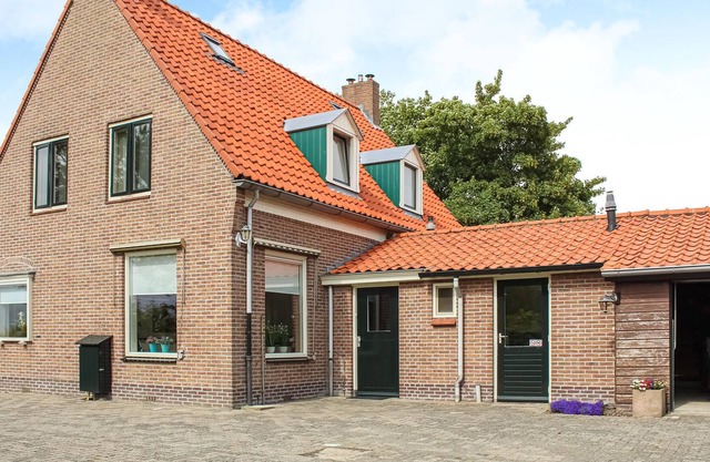 This beautiful and child-friendly semi-detached house for 4 people is located on a large plot of no