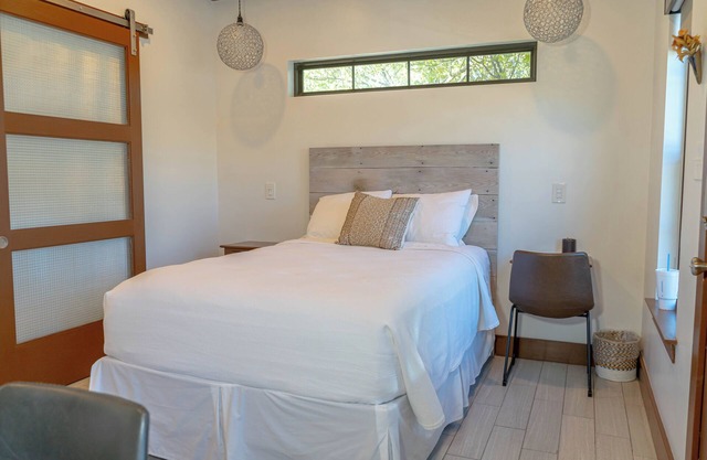 This bnb is a 1 bedroom(s), 1 bathrooms, located in Muenster, TX.