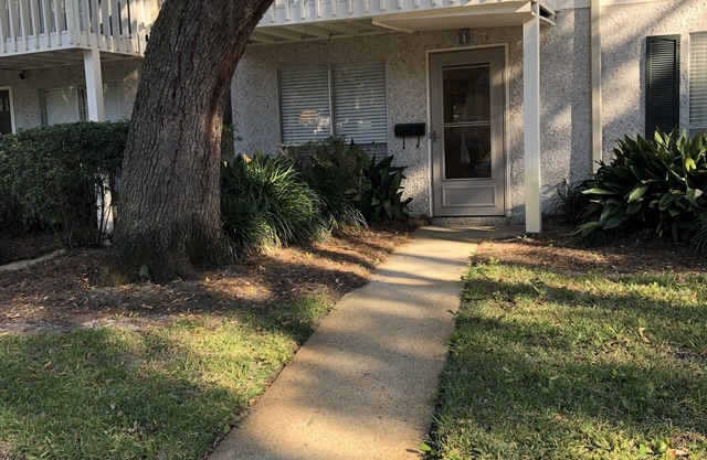 This condo is a stroll to the pier and 10 restaurants and 1.2 miles to beach!