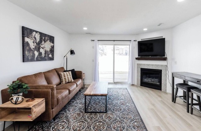 This condominium is a 2 bedroom(s), 1 bathrooms, located in North Logan, UT.