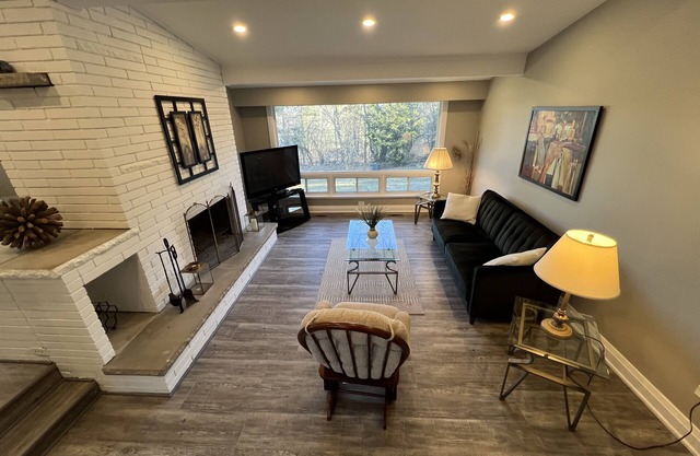 This guest house a 2 bedroom, 1 bathrooms, located in Peterborough, ON