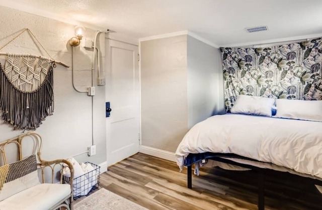 This guest suite is a 1 bedroom(s), 1 bathrooms, located in Denver, CO.