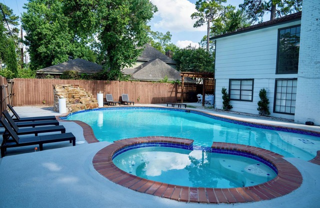 This home offers a fantastic value, pet-friendly,and boasts a refreshing pool.nn