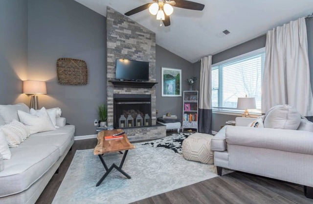 This house is a 3 bedroom(s), 2 bathrooms, located in Lexington, KY.