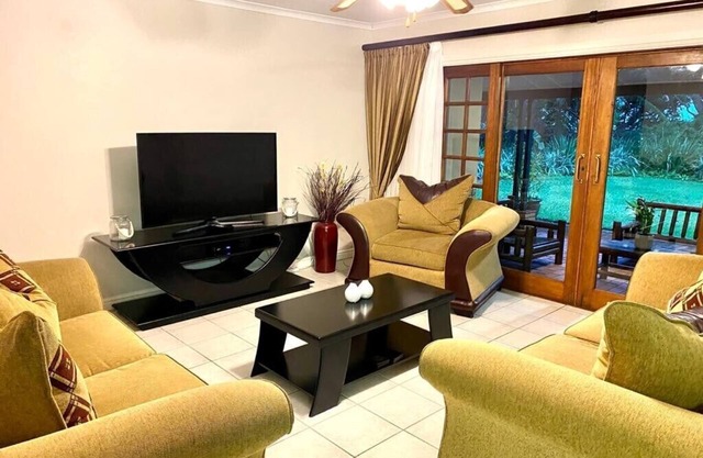 This house is a 4 bedroom(s), 2.5 bathrooms, located in Dolphin Coast, KwaZulu-Natal.