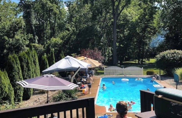 This house is a 5 bedroom(s), 2 bathrooms, located in Greenwood, IN.