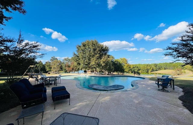 This lodge is a 6 bedroom(s), 5.5 bathrooms, located in Fort Valley, GA.