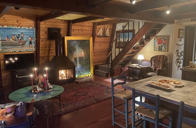 This mountain cabin is perfect for appreciating music and nature.