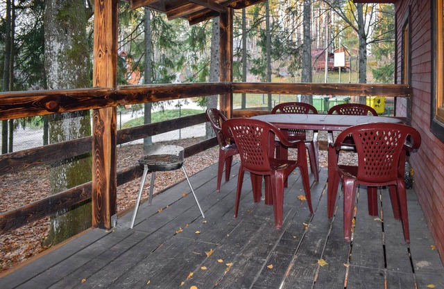 This practical hut welcomes you to Lake Dadaj for a great nature experience.