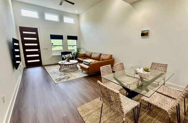 This room is a 1 bedroom(s), 1 bathrooms, located in Austin, TX.