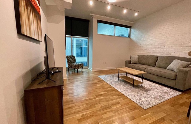 This serviced apartment is a 2 bedroom(s), 2 bathrooms, located in Omaha, NE.
