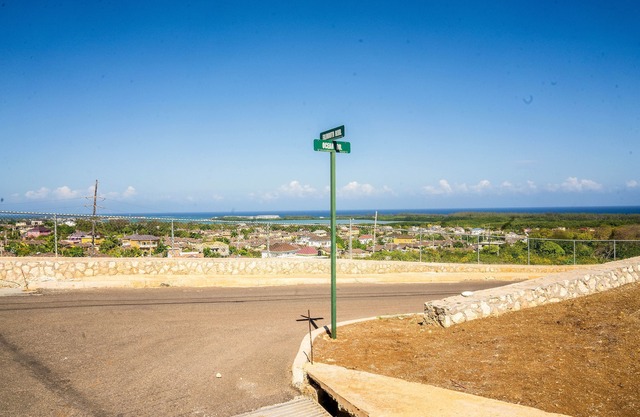 This space is centrally located 5 mins from the beach
