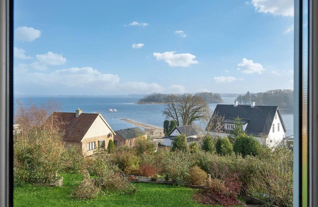 This spacious vacation home welcomes you in a fantastic location on the Flenburg Fjord.