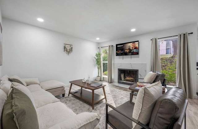 This townhouse is a 3 bedroom(s), 2.5 bathrooms, located in Austin, TX.