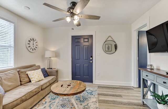 This townhouse is a 1 bedroom(s), 1 bathrooms, located in Jacksonville, FL.