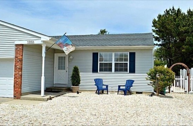 This Village Green Twin offers the perfect oasis for your next Cape May vacation.