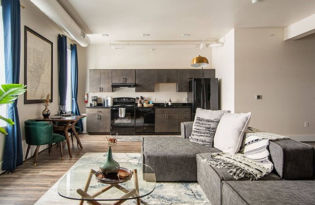 Thompson 202 · Beautiful Luxury Loft - Heart of Depot Town