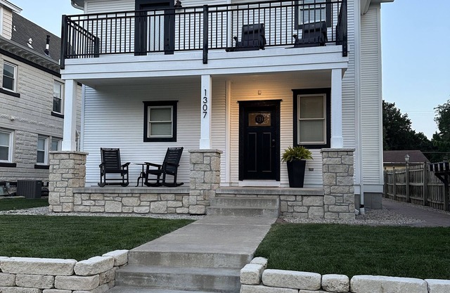Thompson House #3-Overlooking City Park. Walk to Campus, Aggieville & Downtown