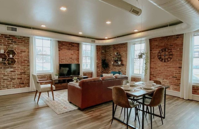★ Thompson Place: Premier Modern Downtown 2BR Loft